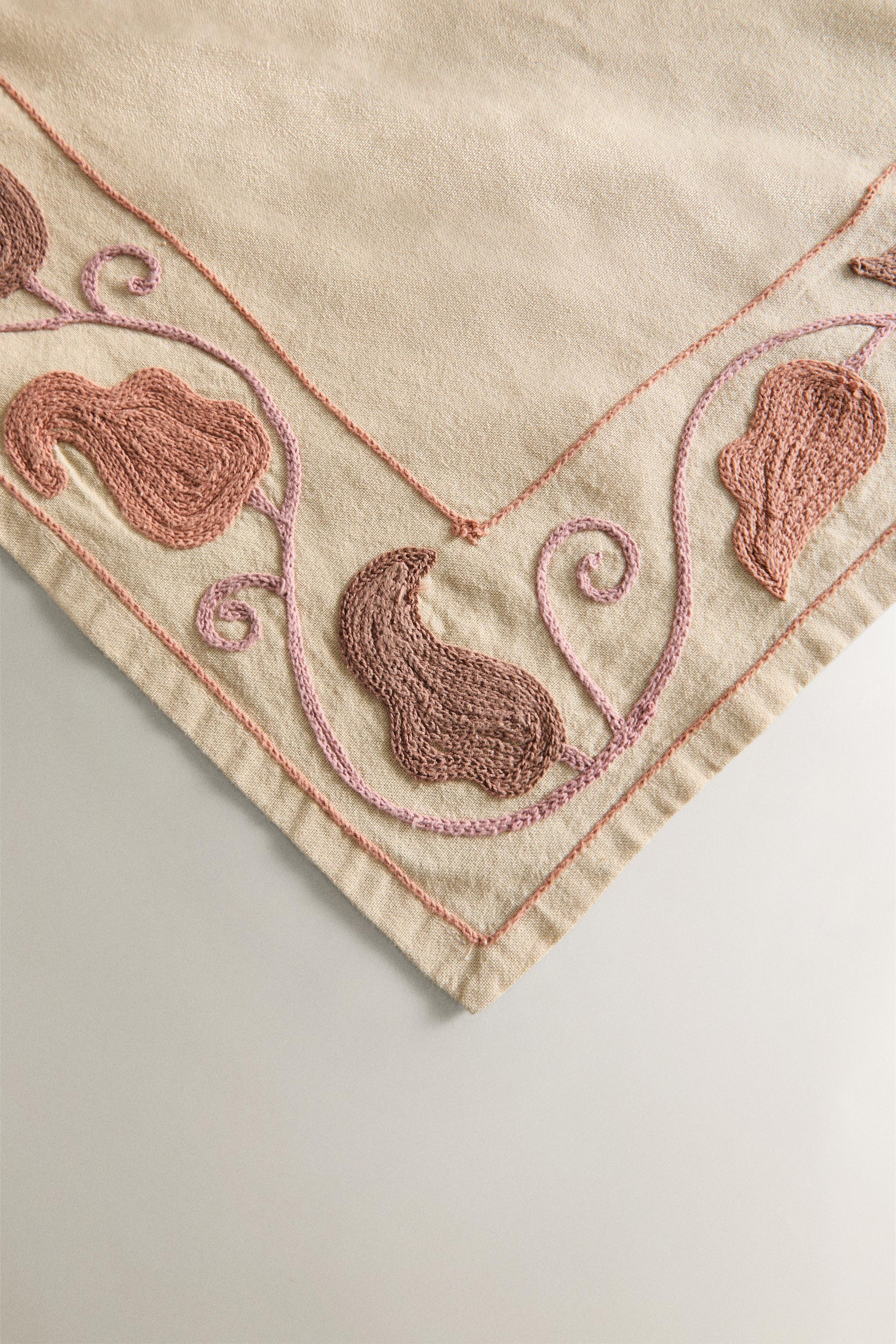 EMBROIDERED COTTON TABLECLOTH